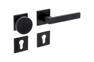 Edelstahl-Türdrücker mit hochglänzender Oberfläche und ergonomischem Design für Innenräume.