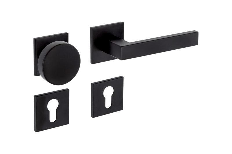 Edelstahl-Türdrücker mit hochglänzender Oberfläche und ergonomischem Design für Innenräume.