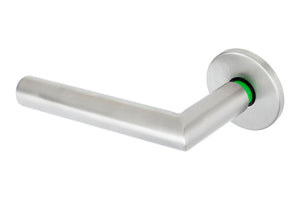 Edelstahl-Türdrücker mit ergonomischem Griff und versteckter Befestigung für modernen Wohnstil.