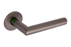 Türdrücker aus Edelstahl mit versteckter Befestigung für Wohn- und Privatbereiche in modernem Design.