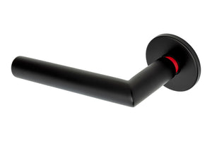 Edelstahl-Türdrücker mit ergonomischem Griff und versteckter Befestigung für elegantes Design.