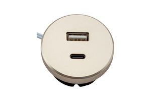 Kompaktes Ladegerät mit USB-A und USB-C Anschlüssen und 24 Volt Ausgangsspannung.