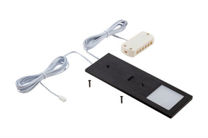 Schwarze LED-Deckenleuchte mit 24 Watt und integrierter Infrarot-Fernbedienung.