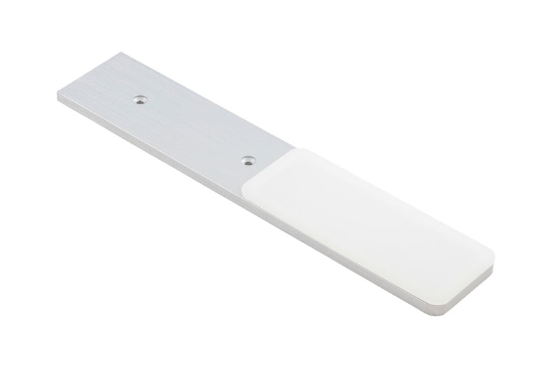 Schlanke aluminiumfarbene LED-Deckenleuchte mit warmweißem Licht und einfachem Montagesystem.