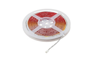 Flexibles 5 Meter LED-Lichtband mit 24 LEDs pro Meter und selbstklebender Rückseite in Weiß.