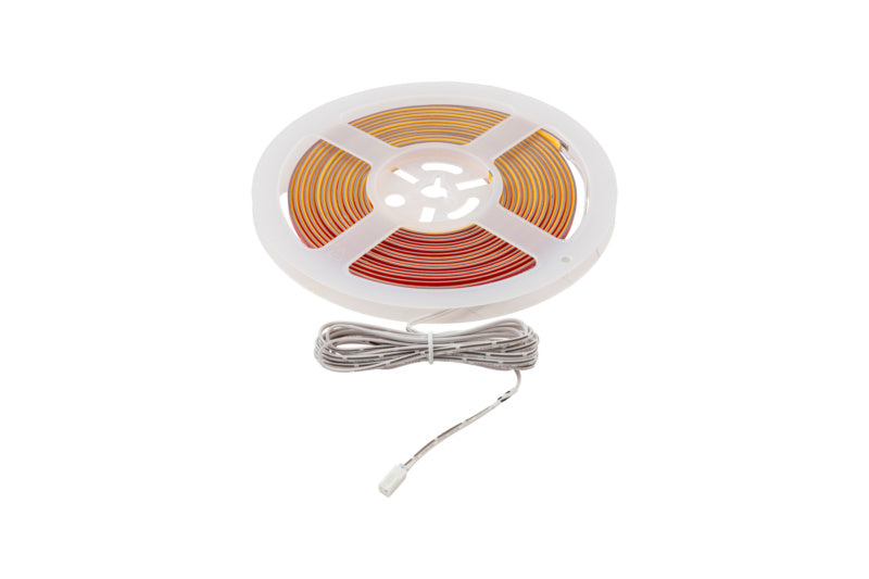 Schlanke 2,5 Meter lange LED-Leiste mit warmweißem Licht und selbstklebender Rückseite.