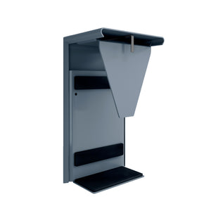 Silbernes Schreibtischzubehör mit Fächern und Kabelmanagement für eine organisierte Arbeitsumgebung.