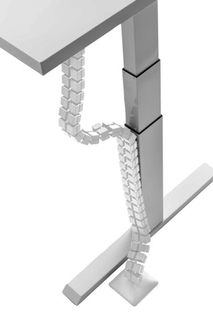 Schreibtischzubehör in minimalistischer Form mit Fächern für Stifte und Notizen in Weiß.