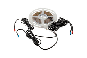 Fünf Meter lange LED-Lichtleiste in RGBW mit selbstklebendem Untergrund für einfache Montage.