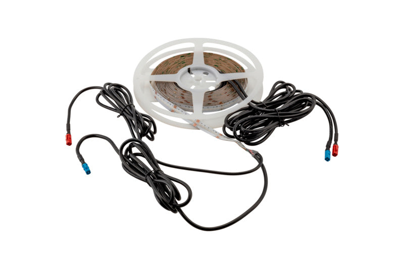 Fünf Meter lange LED-Lichtleiste in RGBW mit selbstklebendem Untergrund für einfache Montage.