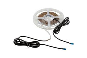 Fünf Meter lange RGB-LED-Lichtleiste mit flexibler, selbstklebender Montageoption.