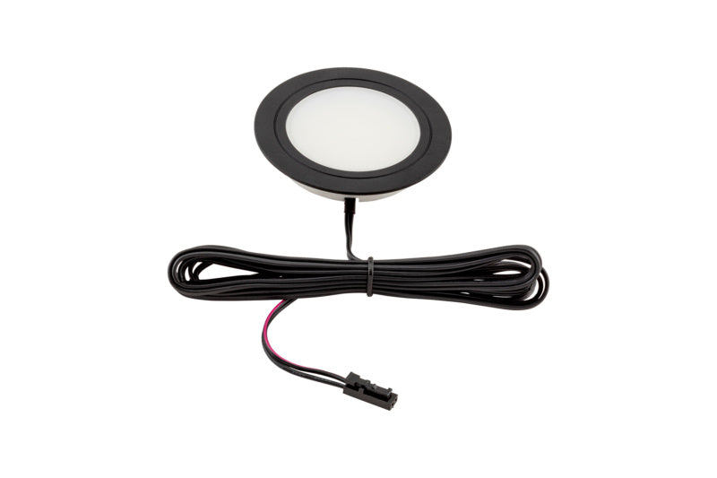 LED-Einbauleuchte mit schlankem Design und warmem Licht, ideal für verschiedene Räume.