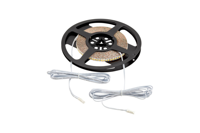 5 Meter lange LED-Lichtleiste in warmweiß mit flexiblem Klebeband für einfache Montage.