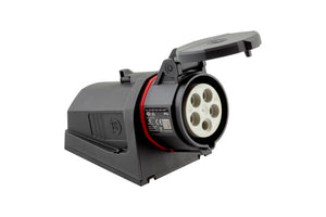 Robuster roter CEE-Stecker mit 5-poligem Anschluss, IP54-Schutz und ergonomischem Design.