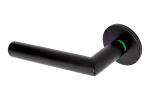 Türdrücker aus Edelstahl mit versteckter Befestigung und ergonomischem Design für Wohnbereiche.