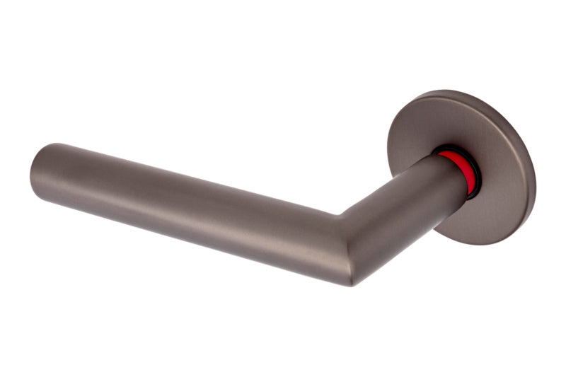 Edelstahl-Türdrücker mit ergonomischem Design und versteckter Befestigung für Innenräume.