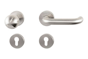 Edelstahl-Türdrücker mit mattem Finish, geeignet für Brandschutz- und Paniktüren.