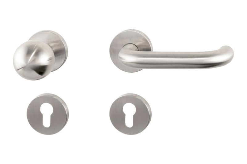 Edelstahl-Türdrücker mit mattem Finish, geeignet für Brandschutz- und Paniktüren.