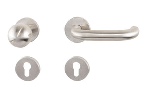 Mattierter Edelstahl-Türdrücker für Objektbereich mit ergonomischem Design und Rosette.