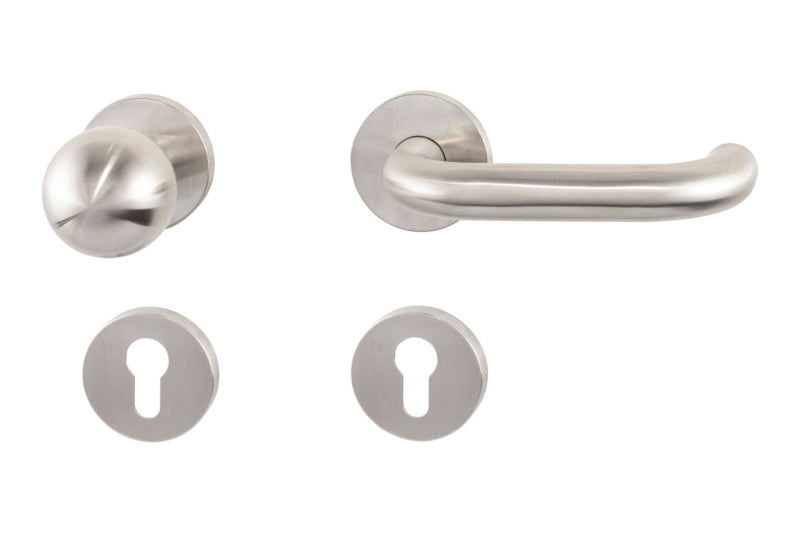 Mattierter Edelstahl-Türdrücker für Objektbereich mit ergonomischem Design und Rosette.