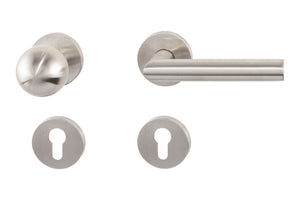 Mattierter Edelstahl-Türdrücker für Objektbereich mit ergonomischem Design und PZ-Vorrichtung.