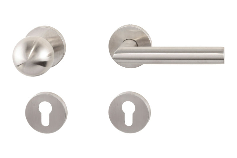 Mattierter Edelstahl-Türdrücker für Objektbereich mit ergonomischem Design und PZ-Vorrichtung.