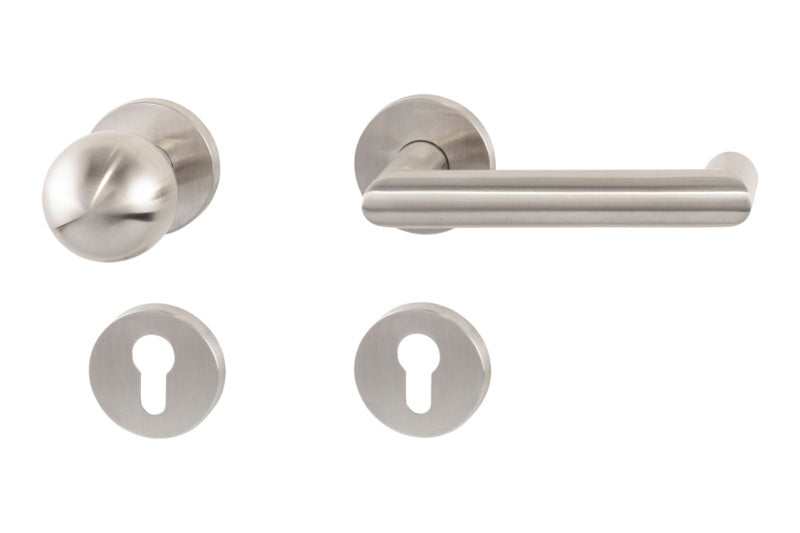 Türdrücker aus mattem Edelstahl mit PZ-Profil für Objektbereich, ergonomisch und robust.