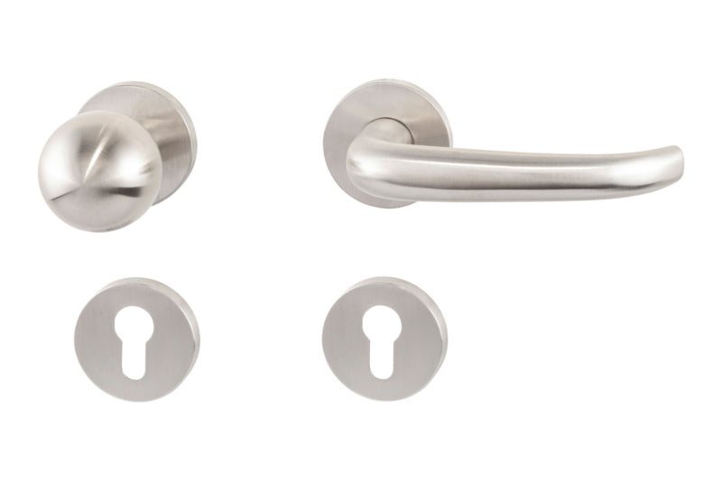 Mattierter Edelstahl-Türdrücker für Objektbereich mit ergonomischer Form und PZ-Bohrung.