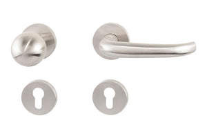 Edelstahl-Türdrücker mit mattierter Oberfläche und ergonomischem Design für öffentliche Einrichtungen.