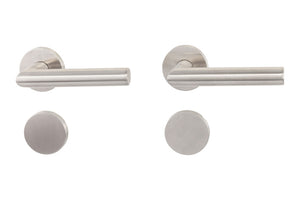 Edelstahl-Türdrücker mit mattem Finish, geeignet für Brandschutz- und Paniktüren.