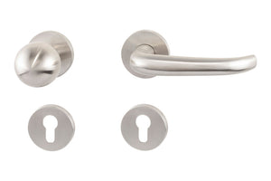 Türdrücker aus mattem Edelstahl für Brandschutz- und Paniktüren mit ergonomischem Design