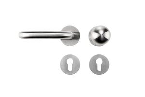 Edelstahl-Türdrücker mit mattem Finish, ergonomischer Form und robustem Design für öffentliche Räume.