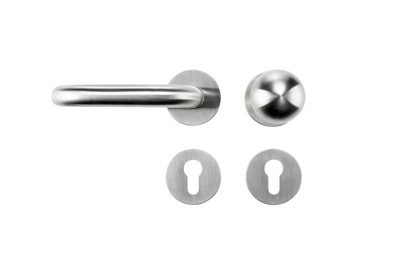 Edelstahl-Türdrücker mit mattem Finish, ergonomischer Form und robustem Design für öffentliche Räume.