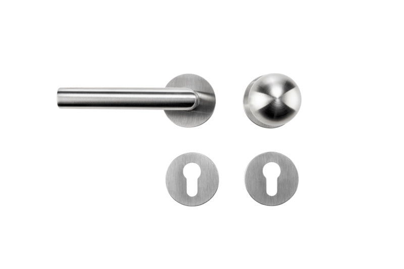 Edelstahl-Türdrücker mit mattierter Oberfläche und ergonomischem Design für Objektbereiche.