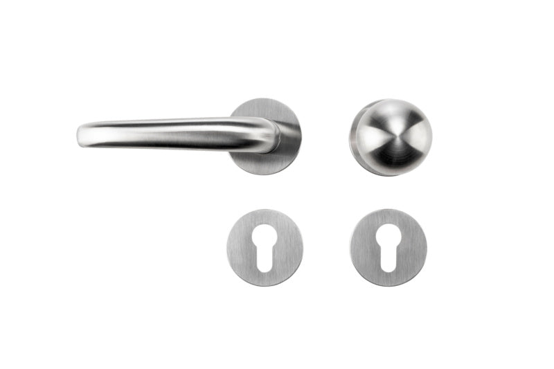 Edelstahl Türdrücker mit mattem Finish und ergonomischer Form für öffentliche Bereiche.