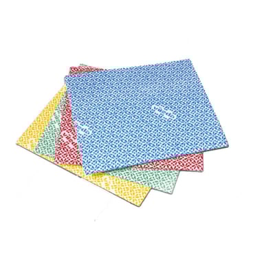 Vier bunte Reinigungstücher mit Muster, gestapelt