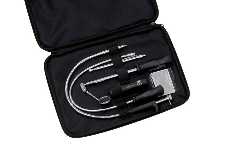 Sechs Werkzeuge in einem Set, darunter Schraubenschlüssel, Zange und Maßband, in kompakter Verpackung.