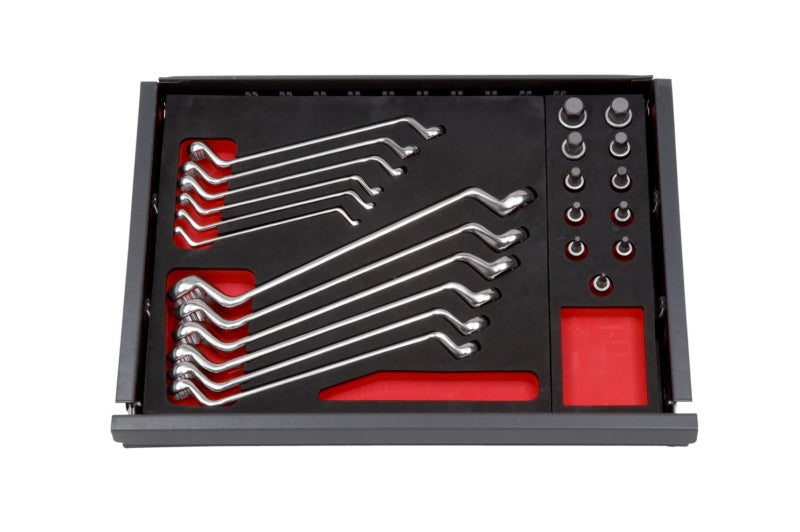 Gemischtes Werkzeugsortiment mit Schraubendrehern, Zangen, Hammer, Maßband, Wasserwaage und Messer.