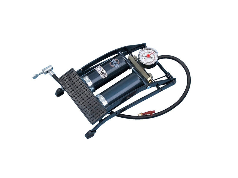 Robuste Fußluftpumpe mit Doppelzylinder und integriertem Manometer für vielseitigen Einsatz.