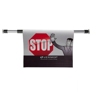 Hängendes Warnschild mit Stopp-Symbol und Mann, der die Hand hebt.
