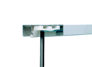 Zwei PVC-Schiebetürbeschläge mit Rollen für leises und leichtes Öffnen von Schiebetüren.