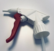Sprühaufsatz für Handsprüher in Rot, 600 ml, mit ergonomischem Griff und einstellbarer Düse.