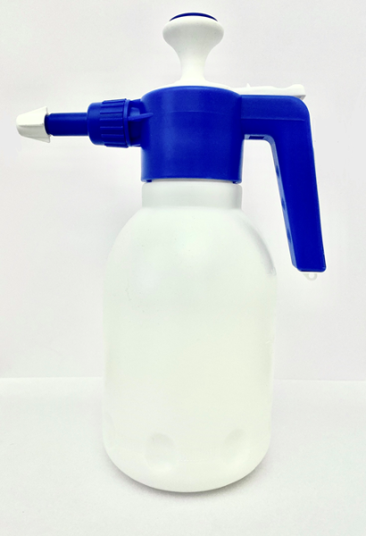 Transparente 1,5L Drucksprüher mit einstellbarer Düse für Pflanzenpflege und Bewässerung.