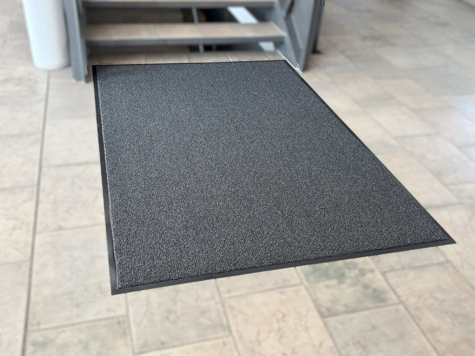 Schmutzfangmatte Aggua 2016 in schwarz, 135x200cm mit umlaufendem Kantenprofil.