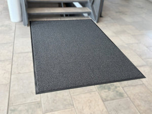 Schmutzfangmatte Aggua 2016 in schwarz, 135x200cm mit umlaufendem Kantenprofil.