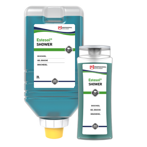 Zwei Liter Softflasche für erfrischende Duschen im Freien, mit praktischem Tragegriff.