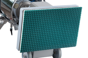 JÖST Bodenschleifmaschine mit 335x485 mm Schleiffläche und integriertem Staubsauger.