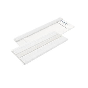 Zwei weiße Wischbezüge für einen Mopp, einer davon mit Streifen.