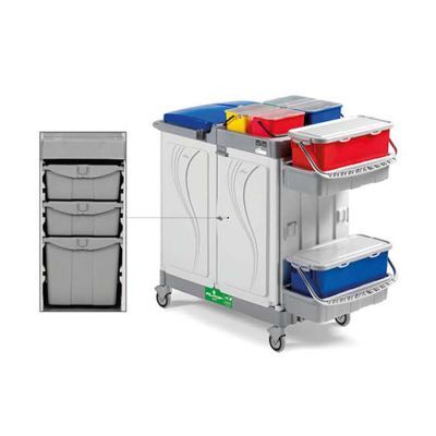 Robuster, mobiler Reinigungswagen mit mehreren Behältern und Fächern.