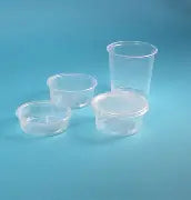 Vier durchsichtige Kunststoffbecher in verschiedenen Größen auf blauem Hintergrund.